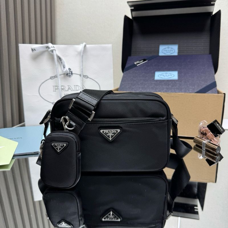 Prada Schultertasche aus Re-Nylon