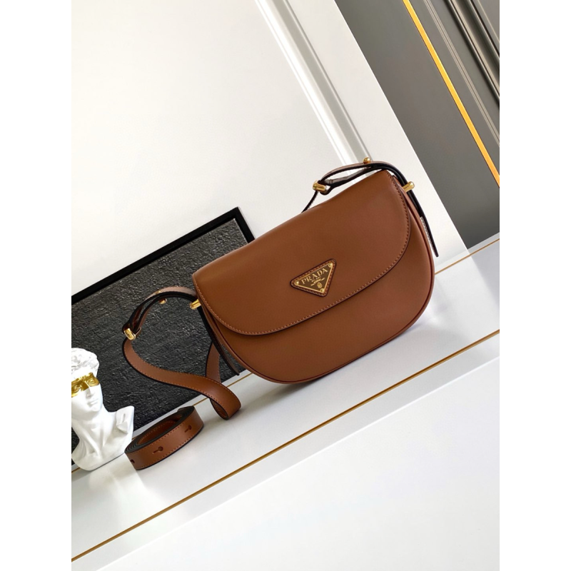 Prada Arqué Schultertasche aus Leder mit Klappe