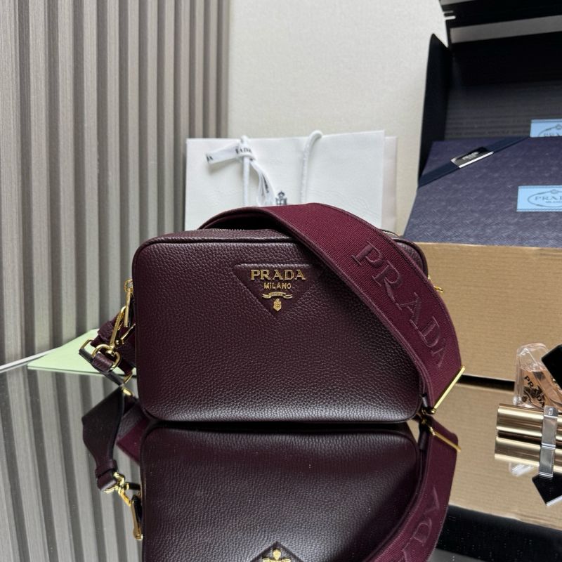 Prada Kleine Schultertasche aus Leder-Burgundy