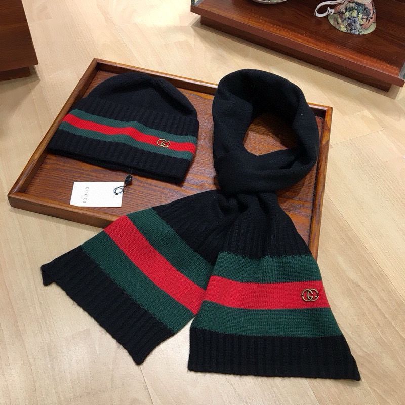 Gucci Scarpa e cappello in lana