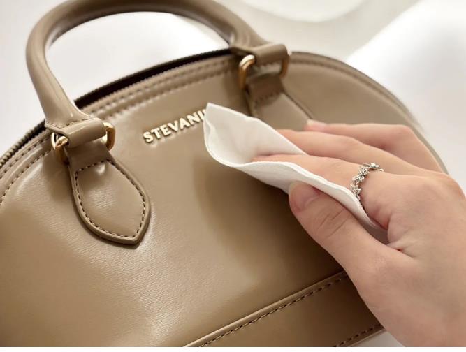 Wie sollte man Fake Taschen pflegen?